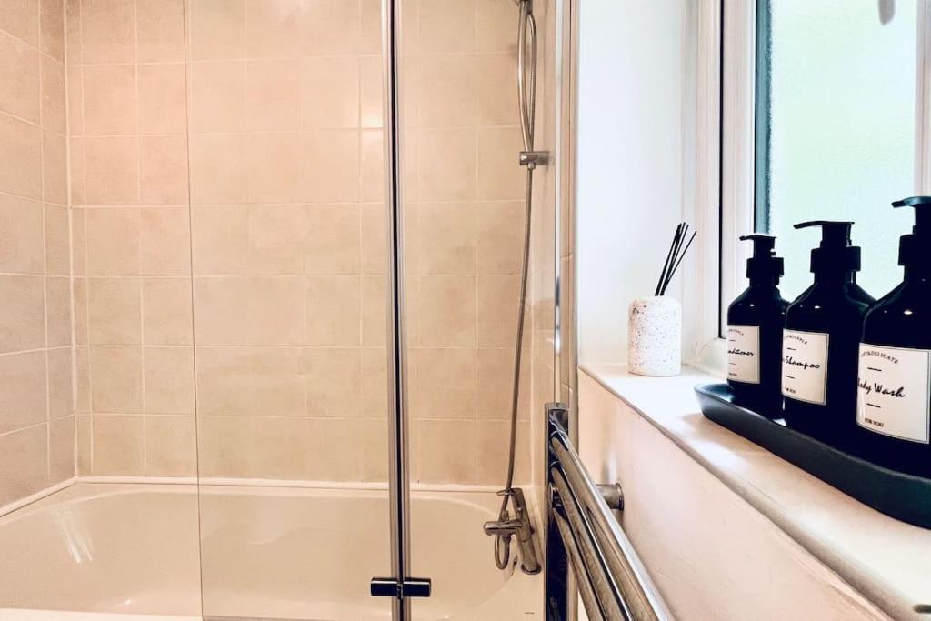 Urban Bliss Stylish Townhouse With Free Parking For A Convenient City Stay ليفربول المظهر الخارجي الصورة