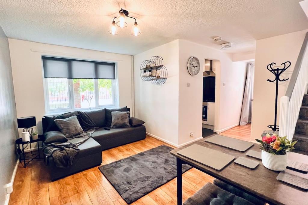 Urban Bliss Stylish Townhouse With Free Parking For A Convenient City Stay ليفربول المظهر الخارجي الصورة