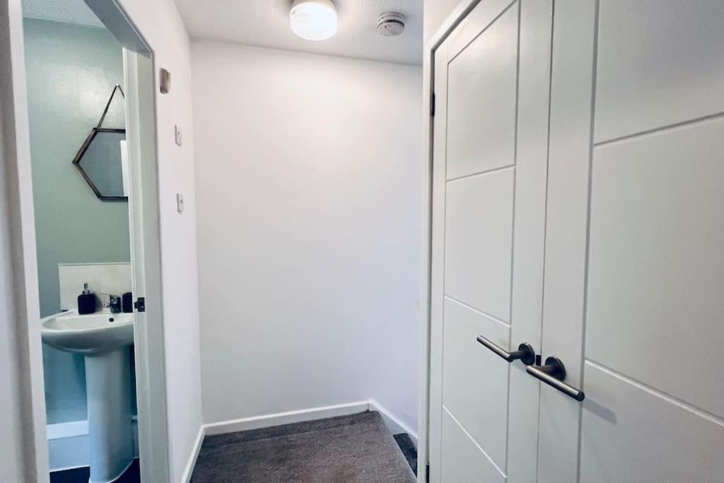Urban Bliss Stylish Townhouse With Free Parking For A Convenient City Stay ليفربول المظهر الخارجي الصورة
