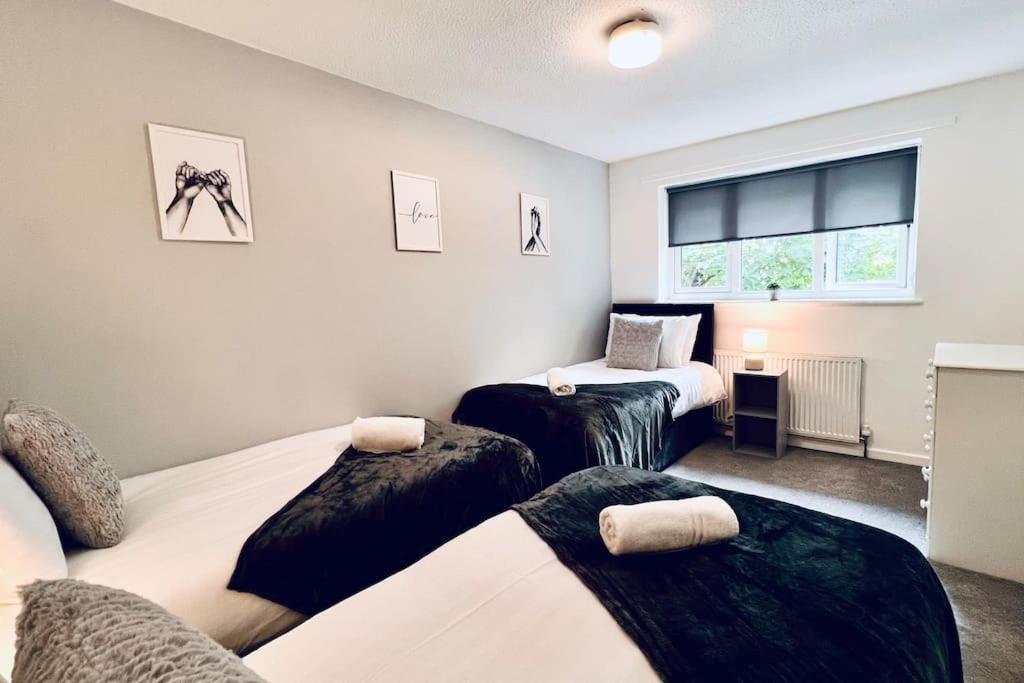 Urban Bliss Stylish Townhouse With Free Parking For A Convenient City Stay ليفربول المظهر الخارجي الصورة