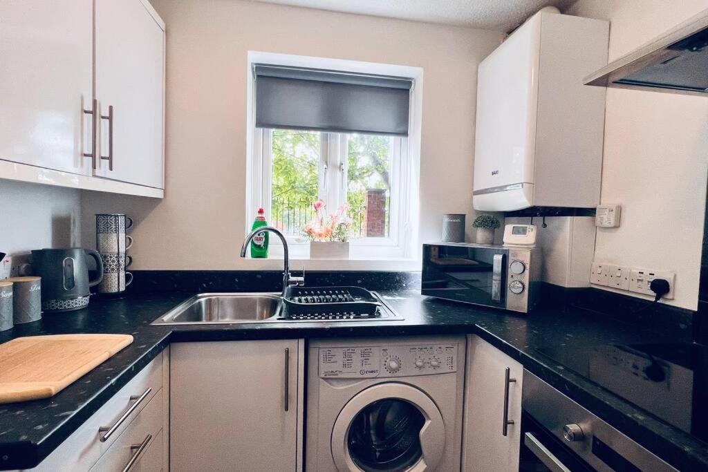 Urban Bliss Stylish Townhouse With Free Parking For A Convenient City Stay ليفربول المظهر الخارجي الصورة