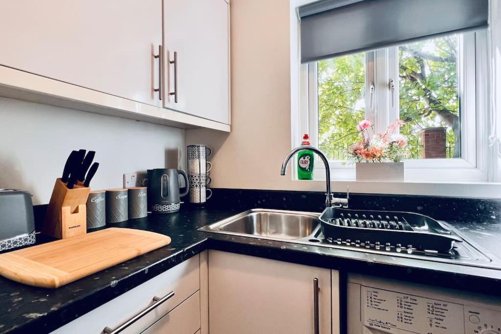 Urban Bliss Stylish Townhouse With Free Parking For A Convenient City Stay ليفربول المظهر الخارجي الصورة