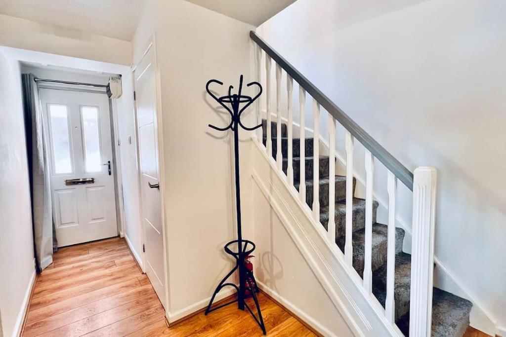 Urban Bliss Stylish Townhouse With Free Parking For A Convenient City Stay ليفربول المظهر الخارجي الصورة